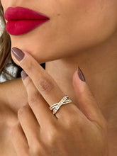 Carregar imagem no visualizador da galeria, https://febijus.bwimg.com.br/febijus/produtos/anel-folheado-a-ouro-18k-e-prata-fios-cruzados-cravejados-1766175626.1707.jpg