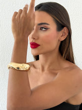 Carregar imagem no visualizador da galeria, https://febijus.bwimg.com.br/febijus/produtos/bracelete-folheado-a-ouro-18k-e-prata-design-liso-curvado-1768329788.3823.jpg