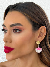 Carregar imagem no visualizador da galeria, https://febijus.bwimg.com.br/febijus/produtos/brinco-folheado-a-ouro-18k-concha-resinada-com-ponteira-de-flor-1764681322.927.jpg