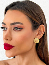 Carregar imagem no visualizador da galeria, https://febijus.bwimg.com.br/febijus/produtos/brinco-folheado-a-ouro-18k-design-concha-resinada-1761592650.5766.jpg