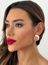 Carregar imagem no visualizador da galeria, https://febijus.bwimg.com.br/febijus/produtos/brinco-folheado-a-ouro-18k-e-prata-concha-espiral-resinada-1767648114.9473.jpg