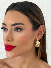 Carregar imagem no visualizador da galeria, https://febijus.bwimg.com.br/febijus/produtos/brinco-folheado-a-ouro-18k-e-prata-design-concha-1768353032.4437.jpg