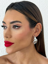 Carregar imagem no visualizador da galeria, https://febijus.bwimg.com.br/febijus/produtos/brinco-folheado-a-ouro-18k-e-prata-design-concha-1768353032.5945.jpg