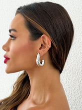 Carregar imagem no visualizador da galeria, https://febijus.bwimg.com.br/febijus/produtos/brinco-folheado-a-ouro-18k-e-prata-gota-curvada-maxi-1767651548.6234.jpg