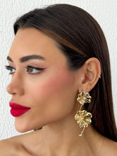 Carregar imagem no visualizador da galeria, https://febijus.bwimg.com.br/febijus/produtos/brinco-folheado-a-ouro-18k-e-prata-longo-floral-vazado-1762885214.2051.jpg