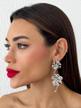 Carregar imagem no visualizador da galeria, https://febijus.bwimg.com.br/febijus/produtos/brinco-folheado-a-ouro-18k-e-prata-longo-floral-vazado-1762885214.3793.jpg