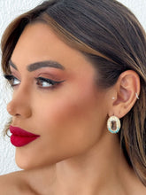 Carregar imagem no visualizador da galeria, https://febijus.bwimg.com.br/febijus/produtos/brinco-folheado-a-ouro-18k-e-prata-oval-resinado-com-cristal-de-zirnconia-transparente-1754052056.0519.jpg