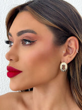 Carregar imagem no visualizador da galeria, https://febijus.bwimg.com.br/febijus/produtos/brinco-folheado-a-ouro-18k-e-prata-oval-resinado-com-cristal-de-zirnconia-transparente-1754052056.6529.jpg