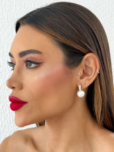 Carregar imagem no visualizador da galeria, https://febijus.bwimg.com.br/febijus/produtos/brinco-folheado-a-ouro-18k-e-prata-ponteira-cravejada-com-perola-1768242577.5663.jpg