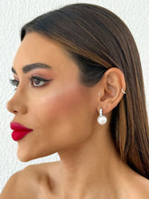 Carregar imagem no visualizador da galeria, https://febijus.bwimg.com.br/febijus/produtos/brinco-folheado-a-ouro-18k-e-prata-ponteira-cravejada-com-perola-1768242577.7729.jpg