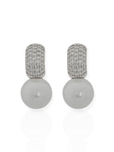 Carregar imagem no visualizador da galeria, https://febijus.bwimg.com.br/febijus/produtos/brinco-folheado-a-ouro-18k-e-prata-ponteira-cravejada-com-perola-1768242577.9257.jpg