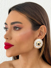 Carregar imagem no visualizador da galeria, https://febijus.bwimg.com.br/febijus/produtos/brinco-folheado-a-ouro-18k-e-prata-resinado-design-oval-organico-1768356905.6752.jpg