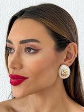 Carregar imagem no visualizador da galeria, https://febijus.bwimg.com.br/febijus/produtos/brinco-folheado-a-ouro-18k-e-prata-resinado-e-martelado-1767649906.8471.jpg