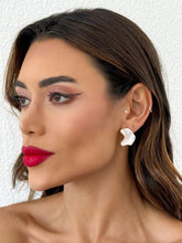 Carregar imagem no visualizador da galeria, https://febijus.bwimg.com.br/febijus/produtos/brinco-folheado-a-ouro-18k-forma-organica-resinada-1762971705.5234.jpg