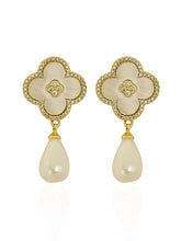 Carregar imagem no visualizador da galeria, https://febijus.bwimg.com.br/febijus/produtos/brinco-folheado-a-ouro-18k-inspiracao-vg-resinado-e-cravejado-1767641972.4759.jpg