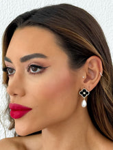 Carregar imagem no visualizador da galeria, https://febijus.bwimg.com.br/febijus/produtos/brinco-folheado-a-ouro-18k-inspiracao-vg-resinado-e-cravejado-1767641972.6792.jpg