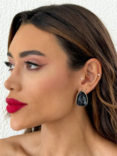 Carregar imagem no visualizador da galeria, https://febijus.bwimg.com.br/febijus/produtos/brinco-folheado-a-ouro-18k-placa-curvada-resinada-1765310985.4682.jpg