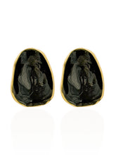 Carregar imagem no visualizador da galeria, https://febijus.bwimg.com.br/febijus/produtos/brinco-folheado-a-ouro-18k-placa-curvada-resinada-1765310985.6286.jpg