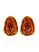 Carregar imagem no visualizador da galeria, https://febijus.bwimg.com.br/febijus/produtos/brinco-folheado-a-ouro-18k-placa-curvada-resinada-1765311062.7071.jpg