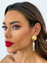 Carregar imagem no visualizador da galeria, https://febijus.bwimg.com.br/febijus/produtos/brinco-folheado-a-ouro-18k-ponteira-texturizada-com-pingente-peixe-1764685826.404.jpg