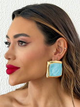 Carregar imagem no visualizador da galeria, https://febijus.bwimg.com.br/febijus/produtos/brinco-folheado-a-ouro-18k-quadrado-resinado-max-1765308605.1186.jpg