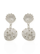 Carregar imagem no visualizador da galeria, https://febijus.bwimg.com.br/febijus/produtos/brinco-folheado-a-prata-925-conchas-e-perolas-1767648320.2086.jpg