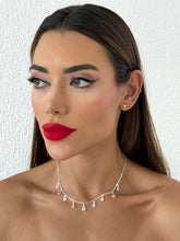 Carregar imagem no visualizador da galeria, https://febijus.bwimg.com.br/febijus/produtos/choker-folheado-a-ouro-18k-e-prata-gotas-de-cristais-1768351367.6947.jpg