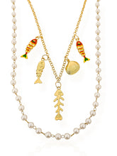 Carregar imagem no visualizador da galeria, https://febijus.bwimg.com.br/febijus/produtos/colar-duplo-folheado-a-ouro-18k-e-prata-perolas-e-pingentes-peixes-1767704422.9208.jpg