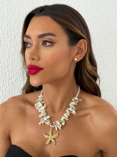 Carregar imagem no visualizador da galeria, https://febijus.bwimg.com.br/febijus/produtos/colar-folheado-a-ouro-18k-perolas-pedras-e-estrelas-do-mar-1767704897.03.jpg