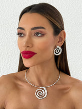 Carregar imagem no visualizador da galeria, https://febijus.bwimg.com.br/febijus/produtos/conjunto-choker-aro-e-brinco-folheado-a-ouro-18k-e-prata-espiral-1767724046.8818.jpg