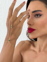 Carregar imagem no visualizador da galeria, https://febijus.bwimg.com.br/febijus/produtos/hand-chain-folheada-a-ouro-18k-cristais-verdes-1762200159.6398.jpg