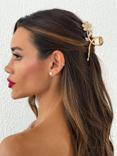 Carregar imagem no visualizador da galeria, https://febijus.bwimg.com.br/febijus/produtos/presilha-folheada-a-ouro-18k-martelado-flor-resinada-com-petalas-resinada-1766167668.9144.jpg