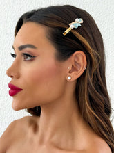 Carregar imagem no visualizador da galeria, https://febijus.bwimg.com.br/febijus/produtos/presilha-folheado-a-ouro-18k-conchas-resinadas-com-perola-1766166554.8604.jpg