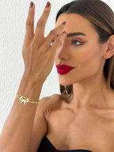 Carregar imagem no visualizador da galeria, https://febijus.bwimg.com.br/febijus/produtos/pulseira-dupla-folheada-a-ouro-18k-elos-ovais-e-quadrados-com-pingente-de-laco-1766773665.1996.jpg