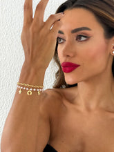 Carregar imagem no visualizador da galeria, https://febijus.bwimg.com.br/febijus/produtos/pulseira-dupla-folheada-a-ouro-18k-perolas-elos-e-pingentes-fundo-do-mar-1766775983.6352.jpg