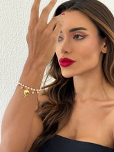 Carregar imagem no visualizador da galeria, https://febijus.bwimg.com.br/febijus/produtos/pulseira-folheada-a-ouro-18k-perola-com-pontos-de-luz-e-pingentes-golfinho-1763039573.75.jpg