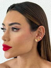 Carregar imagem no visualizador da galeria, https://febijus.bwimg.com.br/febijus/produtos/trio-de-brinco-folheado-a-ouro-18k-e-prata-esfera-com-coracao-cristal-e-flor-1768415590.7824.jpg