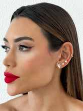 Carregar imagem no visualizador da galeria, https://febijus.bwimg.com.br/febijus/produtos/trio-de-brinco-folheado-a-ouro-18k-e-prata-esfera-com-coracao-cristal-e-flor-1768415590.8997.jpg