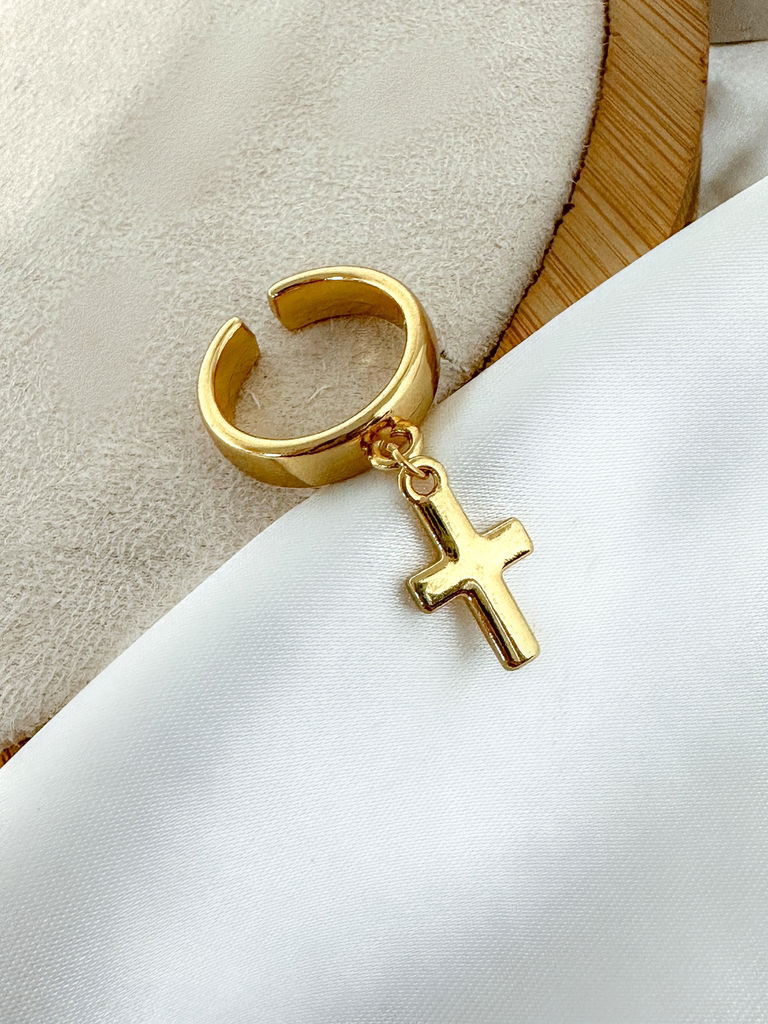 https://febijus.bwimg.com.br/febijus/produtos/anel-regulavel-com-pingente-crucifixo-semi-joia-em-verniz-italiano-banhado-a-ouro-18k-1689595320.2177.jpg