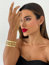 Carregar imagem no visualizador da galeria, https://febijus.bwimg.com.br/febijus/produtos/bracelete-folheado-a-ouro-18k-e-prata-design-elegante-1768229288.2742.jpg
