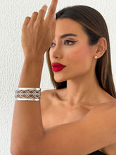 Carregar imagem no visualizador da galeria, https://febijus.bwimg.com.br/febijus/produtos/bracelete-folheado-a-ouro-18k-e-prata-design-elegante-1768229288.4928.jpg
