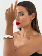 Carregar imagem no visualizador da galeria, https://febijus.bwimg.com.br/febijus/produtos/bracelete-folheado-a-ouro-18k-e-prata-design-liso-curvado-1768329788.6892.jpg
