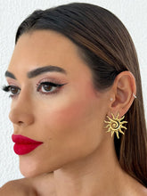 Carregar imagem no visualizador da galeria, https://febijus.bwimg.com.br/febijus/produtos/brinco-de-aco-inoxidavel-folheado-a-ouro-18k-sol-1768354404.4305.jpg
