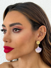 Carregar imagem no visualizador da galeria, https://febijus.bwimg.com.br/febijus/produtos/brinco-folheado-a-ouro-18k-concha-resinada-com-ponteira-de-flor-1764681322.1669.jpg
