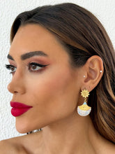 Carregar imagem no visualizador da galeria, https://febijus.bwimg.com.br/febijus/produtos/brinco-folheado-a-ouro-18k-concha-resinada-com-ponteira-de-flor-1764681322.5129.jpg
