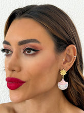 Carregar imagem no visualizador da galeria, https://febijus.bwimg.com.br/febijus/produtos/brinco-folheado-a-ouro-18k-concha-resinada-com-ponteira-de-flor-1764681322.6509.jpg
