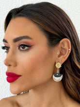 Carregar imagem no visualizador da galeria, https://febijus.bwimg.com.br/febijus/produtos/brinco-folheado-a-ouro-18k-concha-resinada-com-ponteira-de-flor-1764681323.4682.jpg
