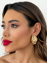 Carregar imagem no visualizador da galeria, https://febijus.bwimg.com.br/febijus/produtos/brinco-folheado-a-ouro-18k-e-prata-design-concha-max-1765315099.6468.jpg
