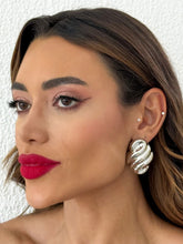 Carregar imagem no visualizador da galeria, https://febijus.bwimg.com.br/febijus/produtos/brinco-folheado-a-ouro-18k-e-prata-design-concha-max-1765315099.8958.jpg
