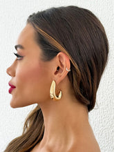 Carregar imagem no visualizador da galeria, https://febijus.bwimg.com.br/febijus/produtos/brinco-folheado-a-ouro-18k-e-prata-gota-curvada-maxi-1767651548.3076.jpg
